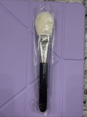 MAC 135S Powder Brush — Black Handle with Silver Ferrule and White Bristles
